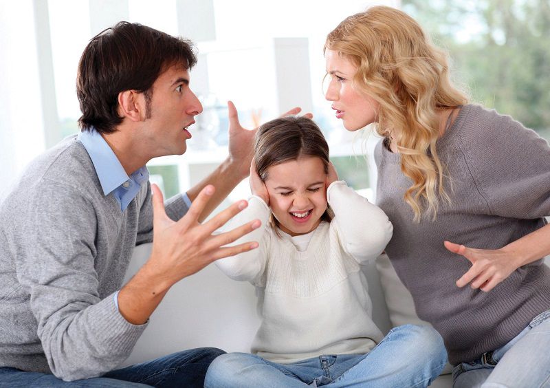 Những điều ba mẹ thông thái không nên làm trước mặt con